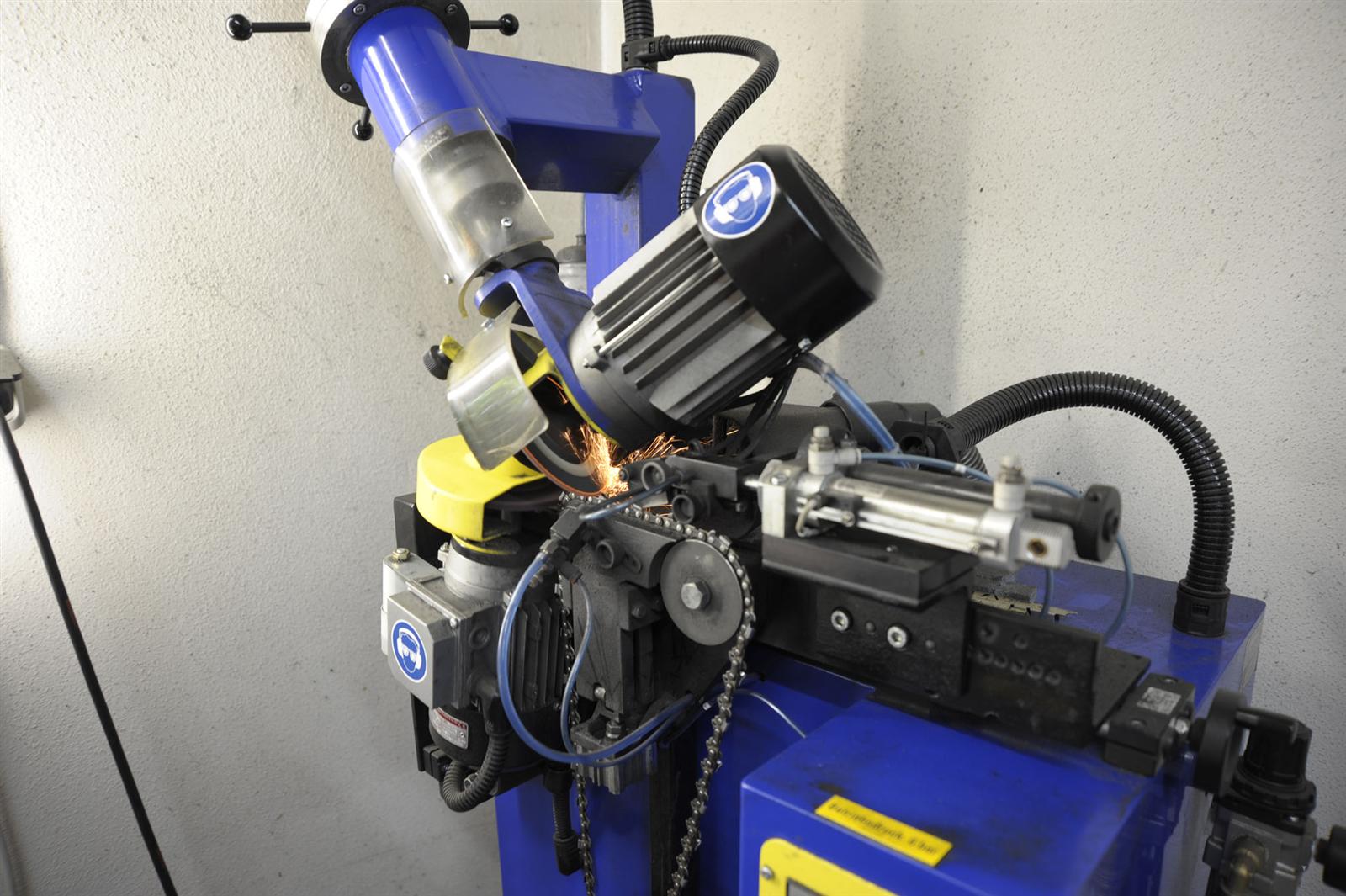 Kette schärfen vom Fachmann, mit unserem vollautomatischen Profi Kettenschärfautomaten