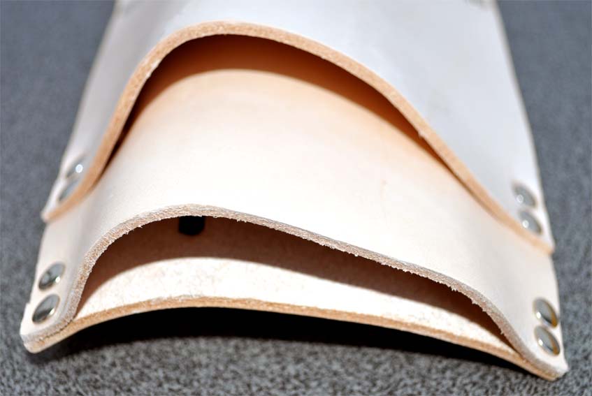 Esche Keilholster aus Leder von Oben