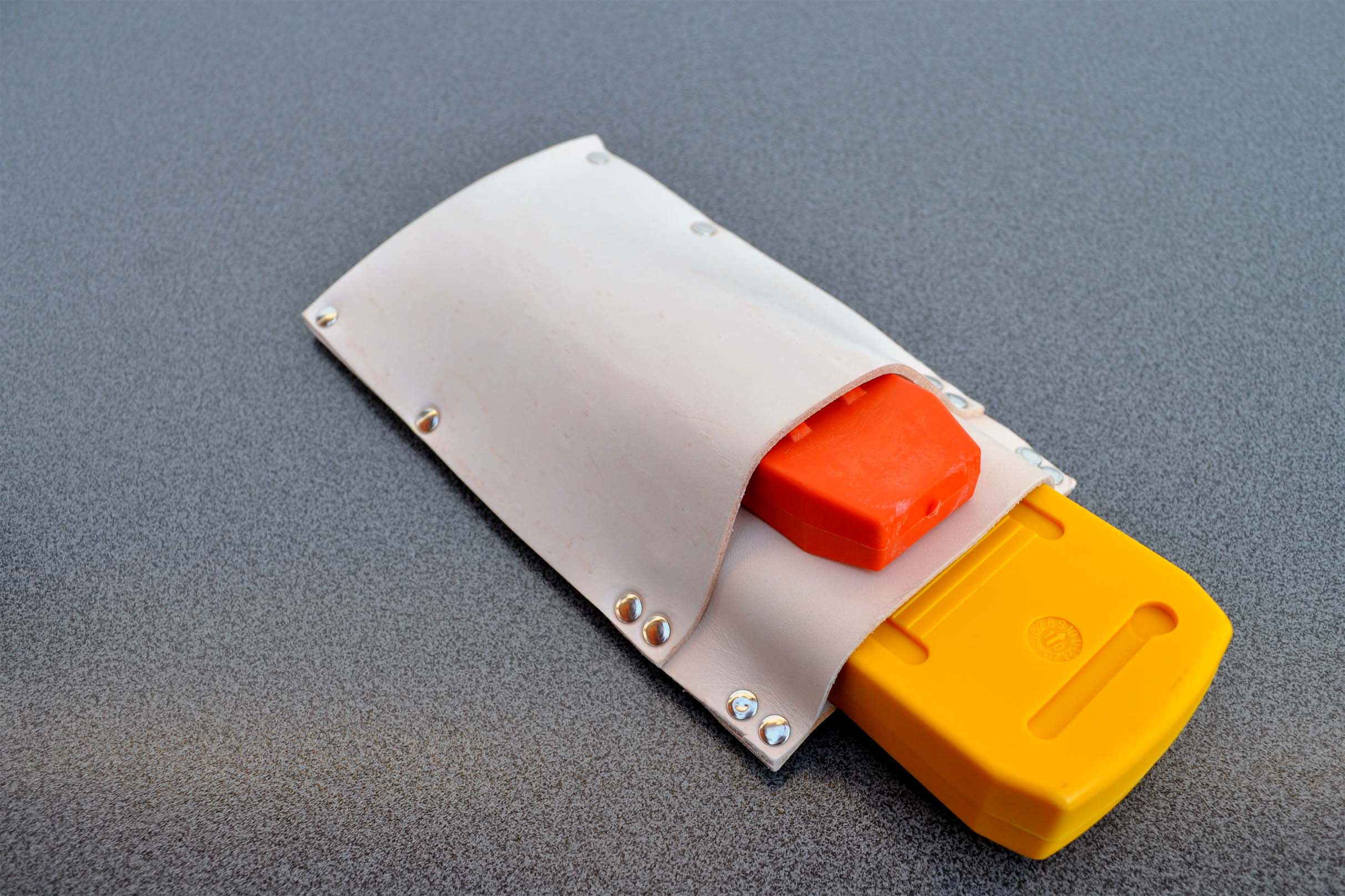 Esche Keilholster aus Leder ohne Keile