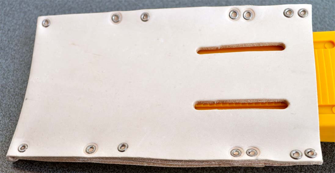 Esche Keilholster aus Leder von der Rückseite